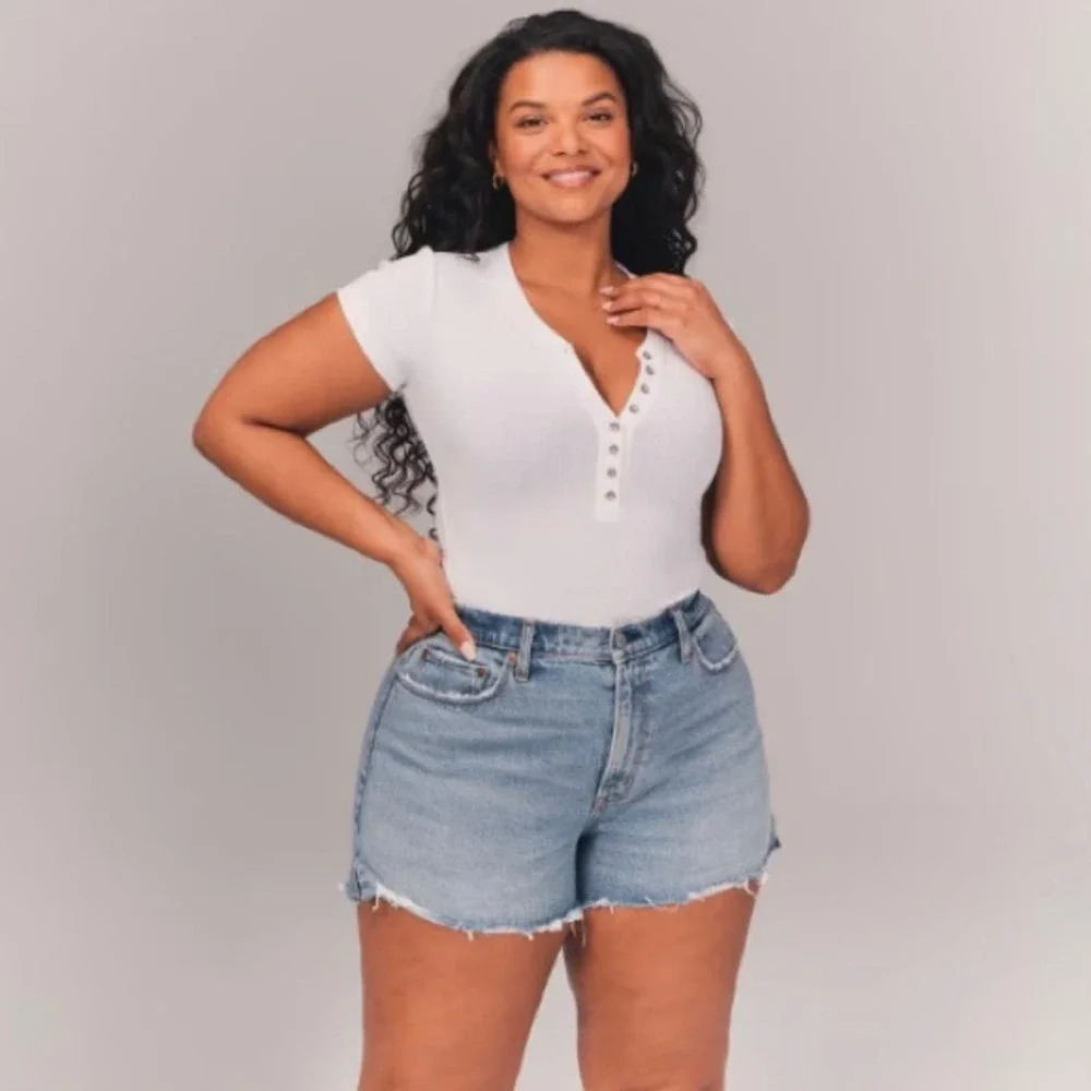 🆕 Abercrombie and Fitch curvy love Mid Rise Mom Short SZ 35/20